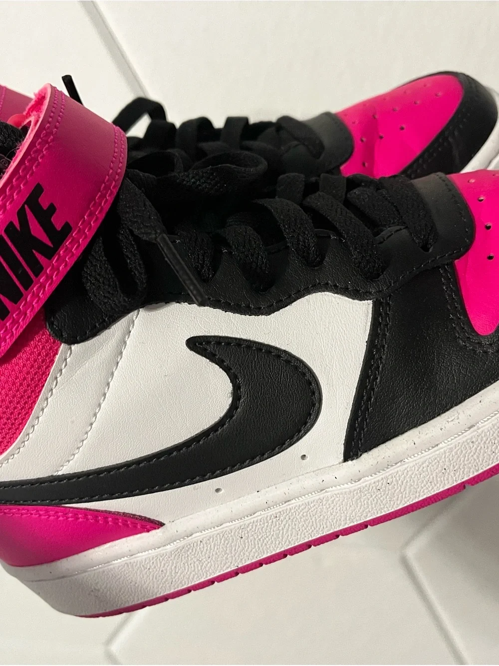 Nike Girls High-Top Sneakers in Pink/Black/White